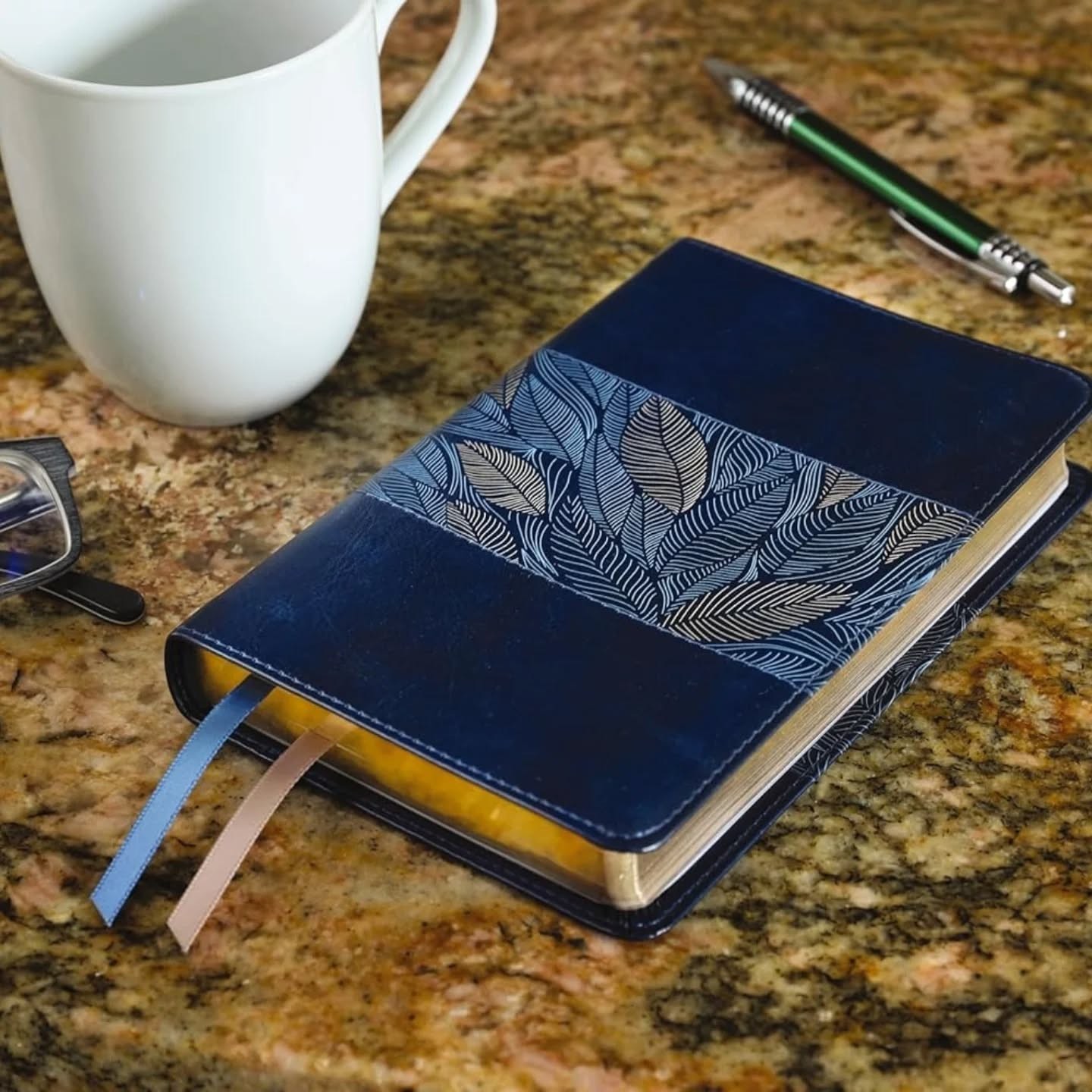 NIV, Thinline Bible, Compact Size – view 1